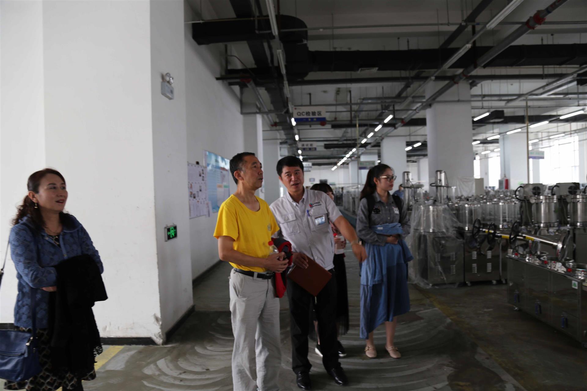 參觀煎藥機的生產車間 參觀煎藥機的生產車間